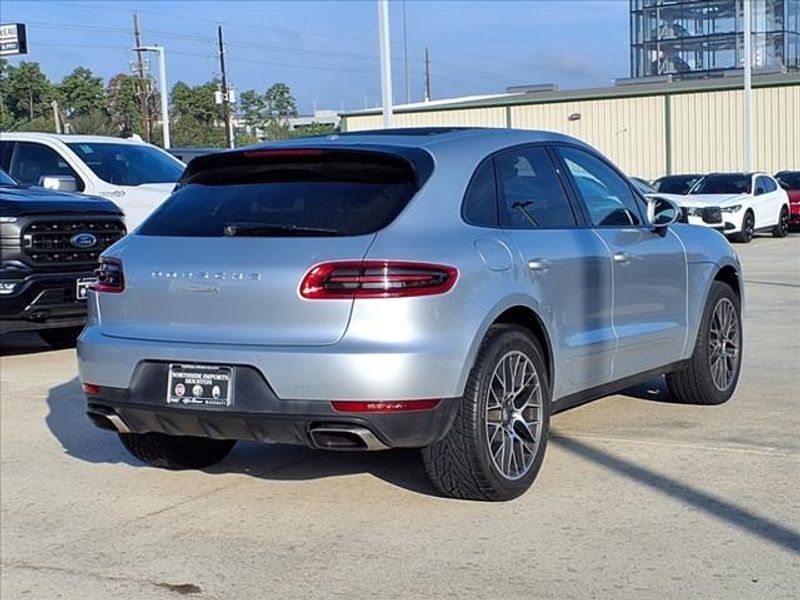 2018 Porsche Macan BaseImage 2