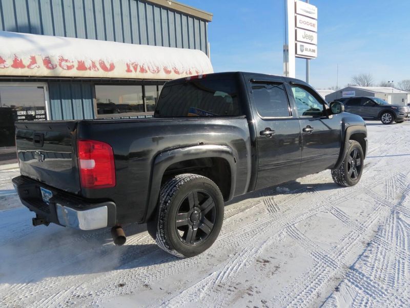 2007 Chevrolet Silverado 1500 LTZ 4dr Crew Cab 4WD 5.8 ft. SBImage 8