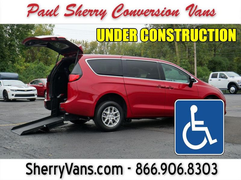 Used 2025 Chrysler Pacifica Select