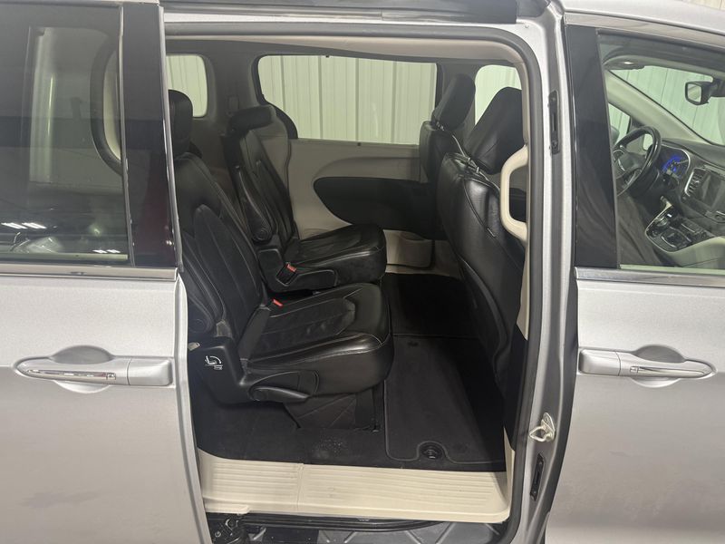 Used 2018 Chrysler Pacifica Touring LImage 9