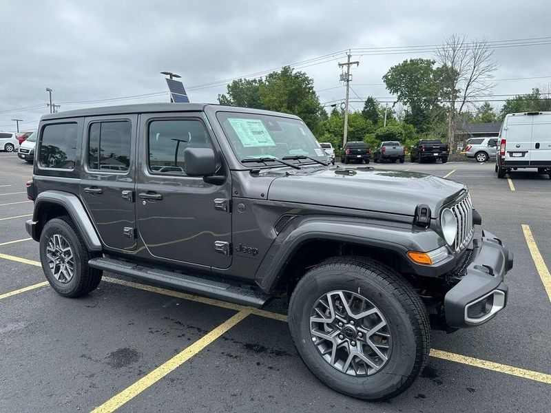 2025 Jeep Wrangler 4-door SaharaImage 1