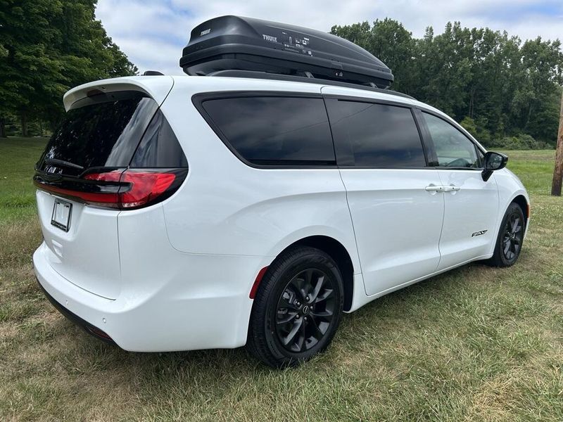 2025 Chrysler Pacifica photo 3