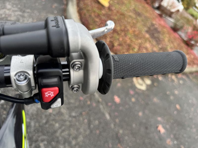 2026 Triumph TF250E - JET BLACK - PURE WHITE 