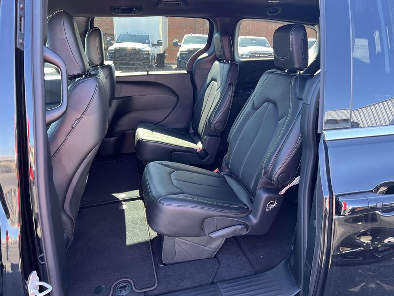 New 2026 Chrysler Pacifica SelectImage 14