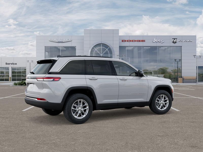 New 2025 Jeep Grand Cherokee Laredo X 4x4Image 18