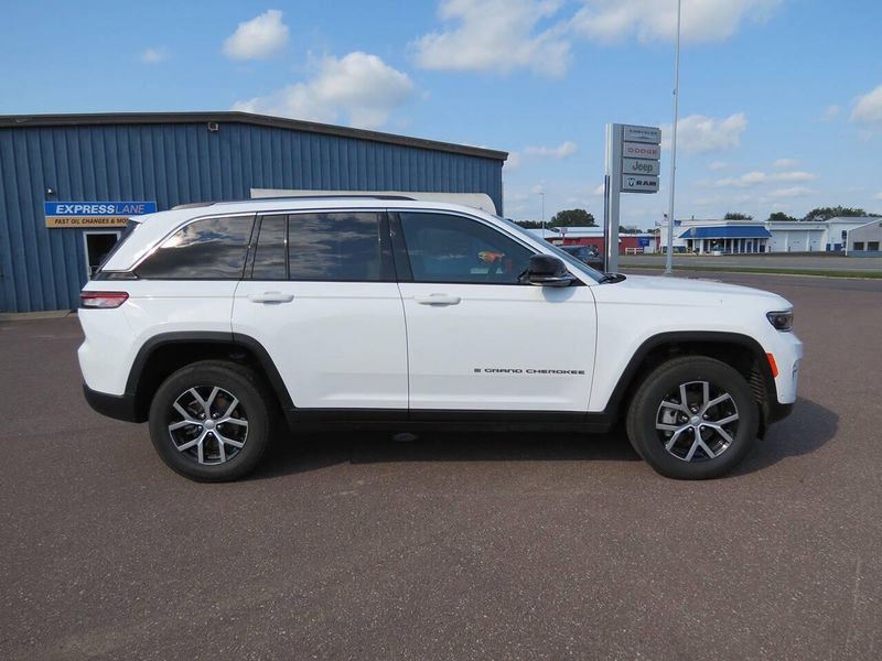 Used 2024 Jeep Grand Cherokee Limited 4x4 4dr SUVImage 1