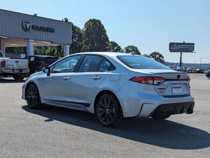 2023 Toyota Corolla SE in a Classic Silver Metallic exterior color and Black/Redinterior. Johnson Dodge 601-693-6343 pixelmotiondemo.com 