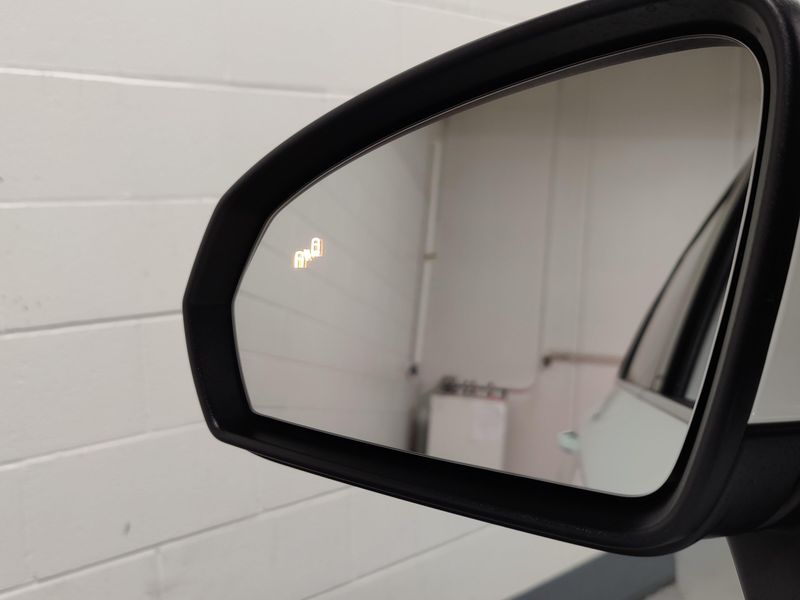 Used 2025 Volkswagen Taos SEImage 18