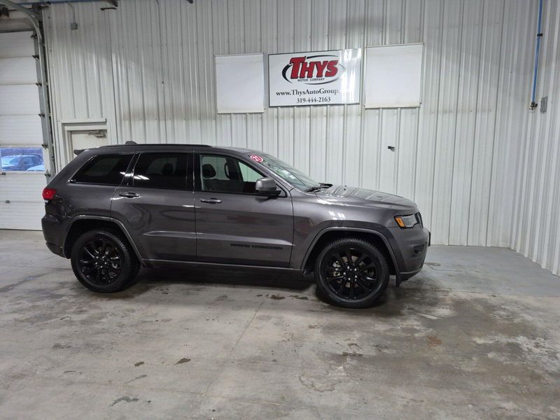 2021 Jeep Grand Cherokee Laredo XImage 3