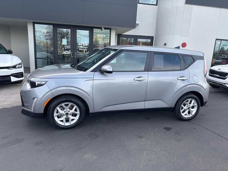 2023 Kia Soul LXImage 1