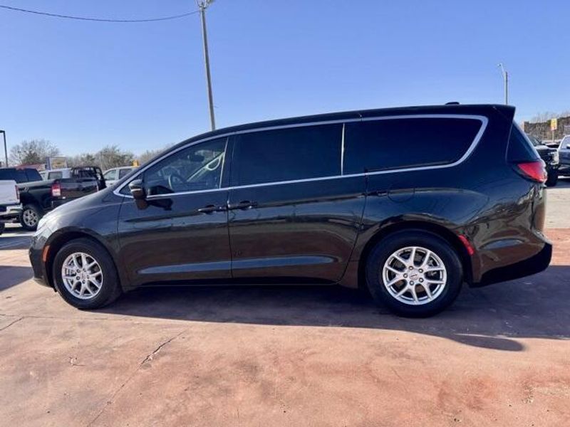 Used 2023 Chrysler Pacifica Touring LImage 9