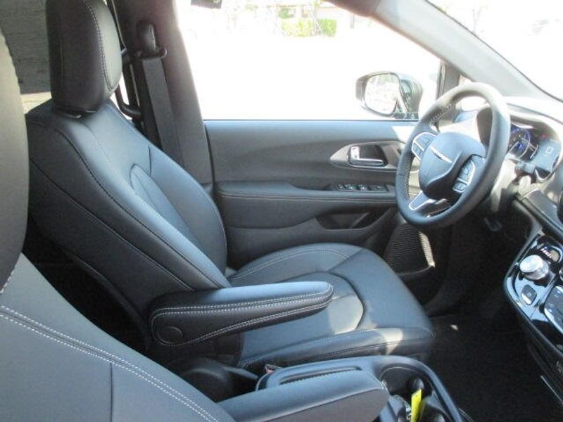 New 2025 Chrysler Pacifica SelectImage 26