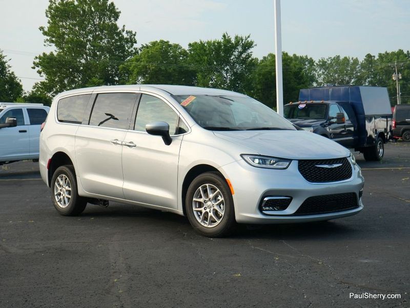 2023 Chrysler Pacifica TouringImage 8