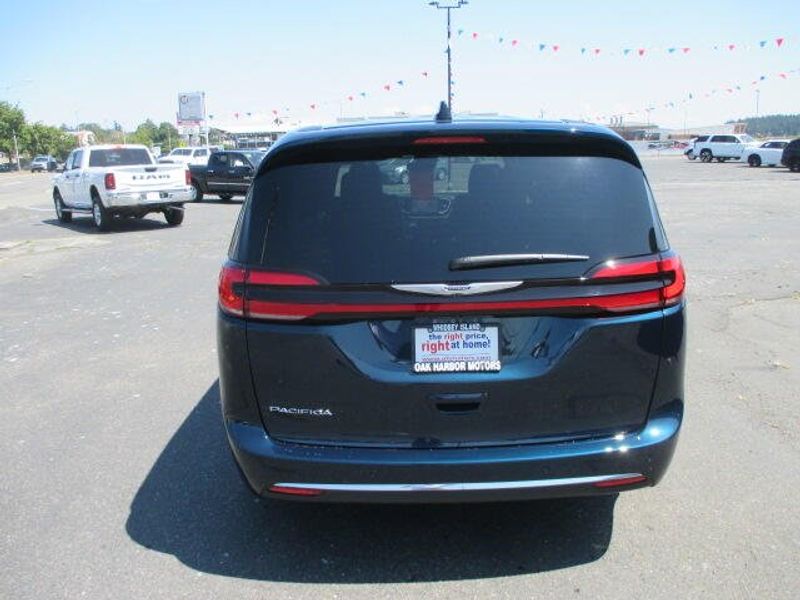 New 2025 Chrysler Pacifica SelectImage 8