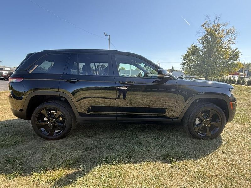 2025 Jeep Grand Cherokee Limited photo 2