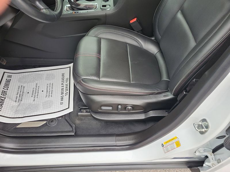 2023 Chevrolet Traverse RS photo 2