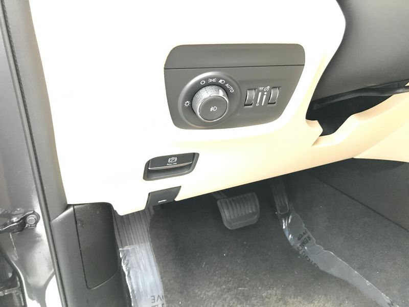 Used 2024 Jeep Grand Cherokee L LimitedImage 4