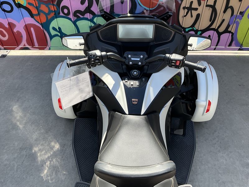 2024 Can-Am Spyder RT SEA TO SKYImage 4