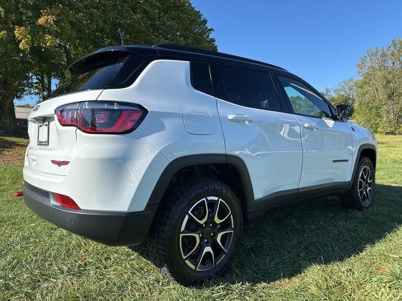 2026 Jeep Compass Trailhawk photo 3