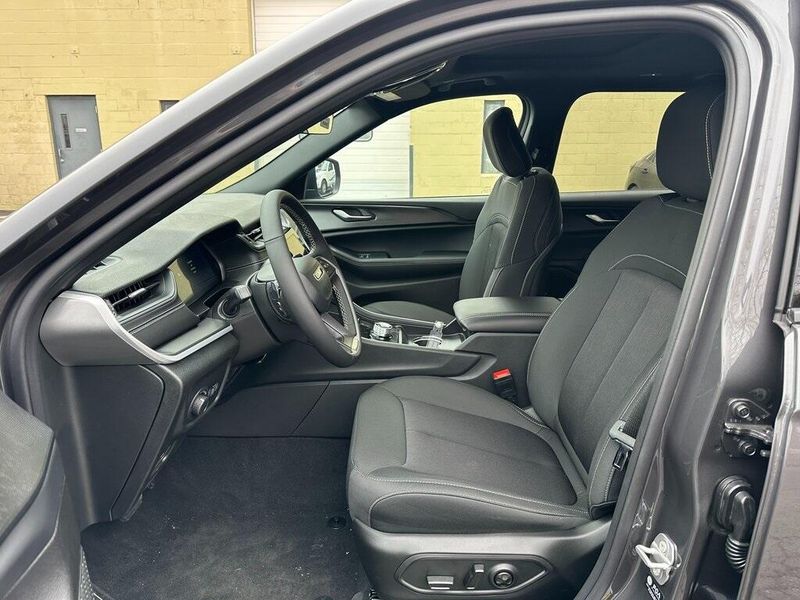 2025 Jeep Grand Cherokee L Laredo X 4x4Image 12