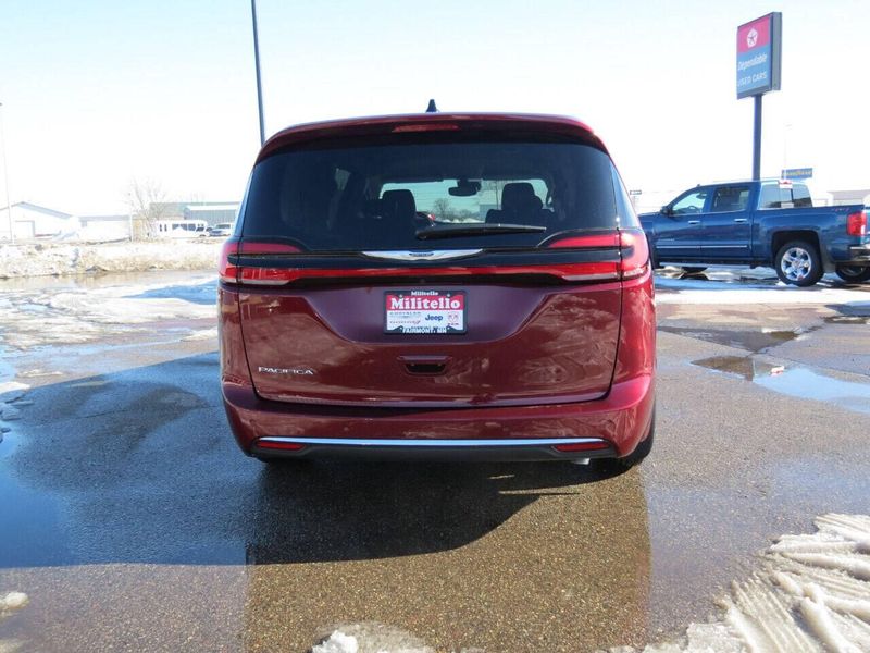 Used 2023 Chrysler Pacifica Touring L 4dr Mini VanImage 6