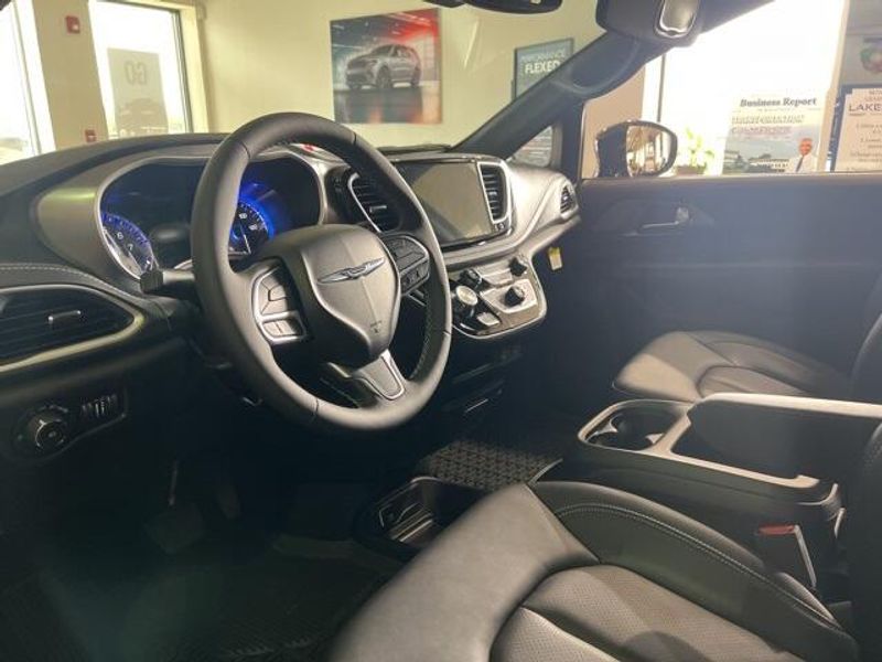 2025 Chrysler Pacifica SelectImage 6