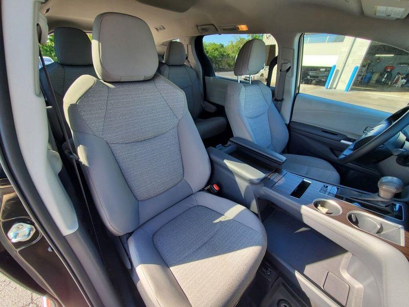 Used 2023 Toyota Sienna LEImage 6