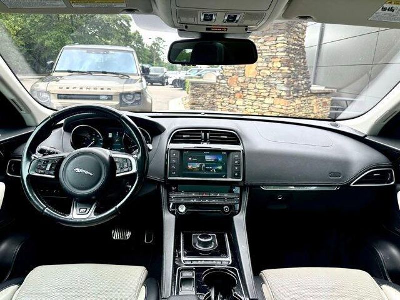 2017 Jaguar F-PACE 35t R-Sport