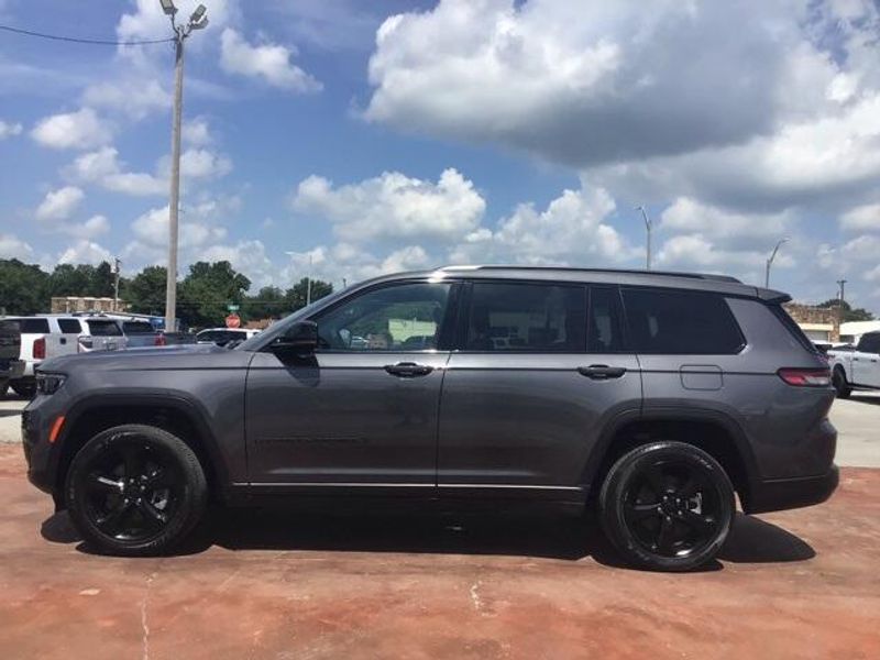 Used 2023 Jeep Grand Cherokee L AltitudeImage 2