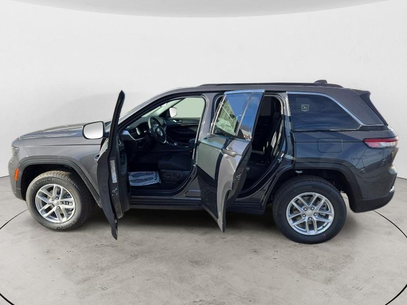 2025 Jeep Grand Cherokee Laredo X photo 4