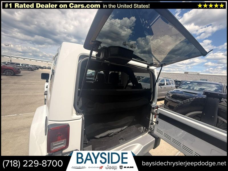 2015 Jeep Wrangler Unlimited Sahara photo 16