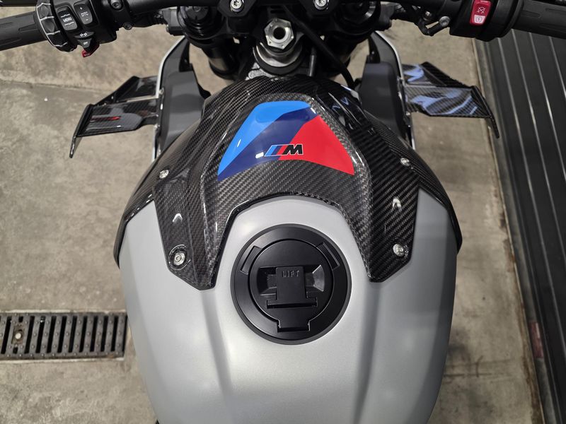 2025 BMW M 1000 R