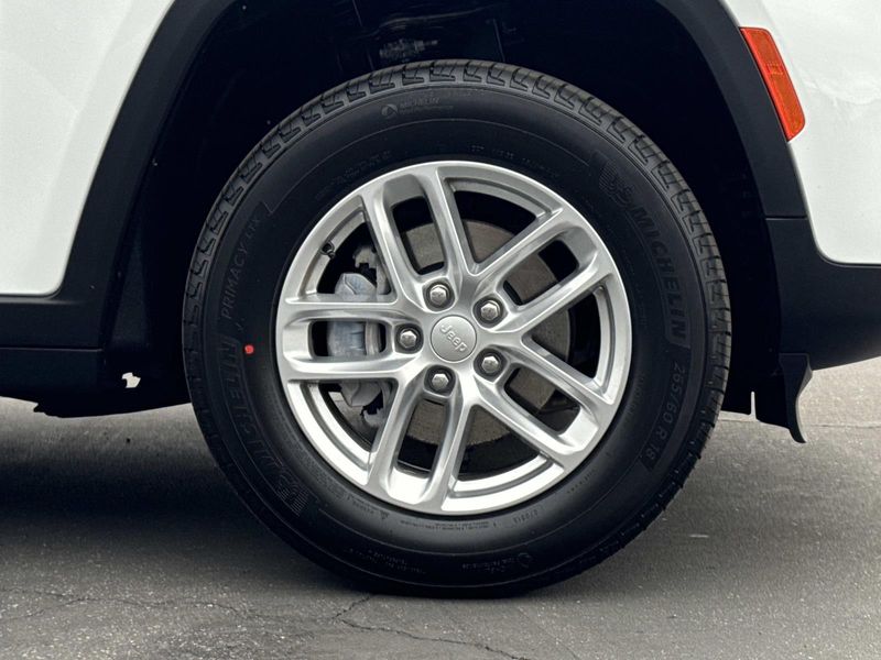 New 2026 Jeep Grand Cherokee Laredo 4x2