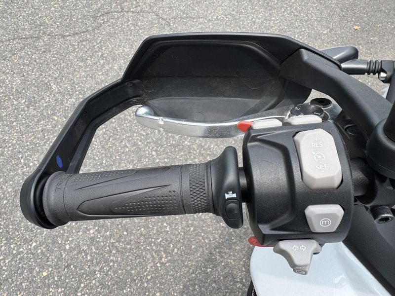 2024 Triumph Tiger 900 GT Snowdonia White / Sapphire Black 