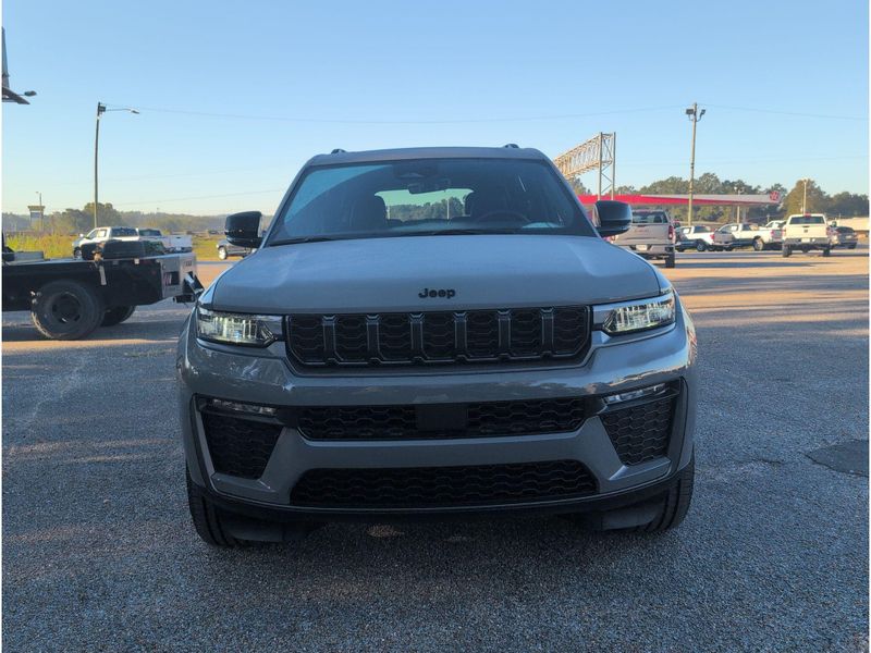 New 2027 Jeep Grand Cherokee L Limited 4x2Image 8