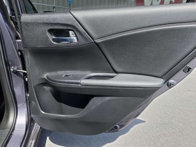 2017 Honda HR-V LX photo 25