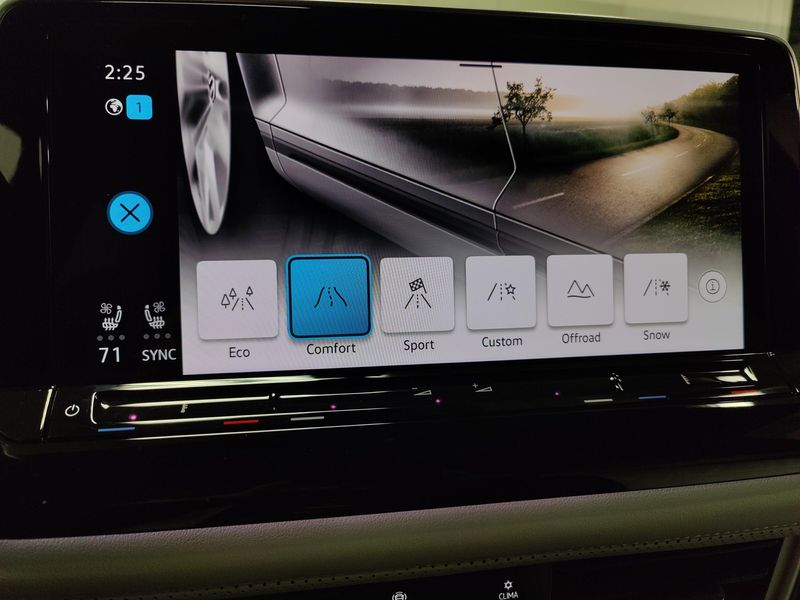 Used 2025 Volkswagen Atlas Cross Sport SEL Premium R-Line w/Sunroof/NavImage 28