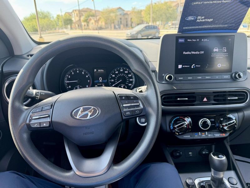 2022 Hyundai Kona SEL photo 11