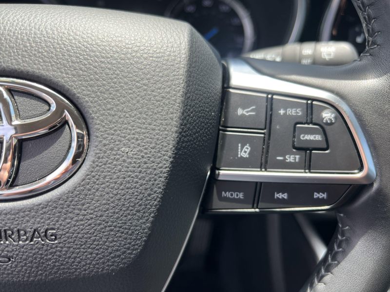 Used 2020 Toyota Highlander Hybrid XLEImage 14