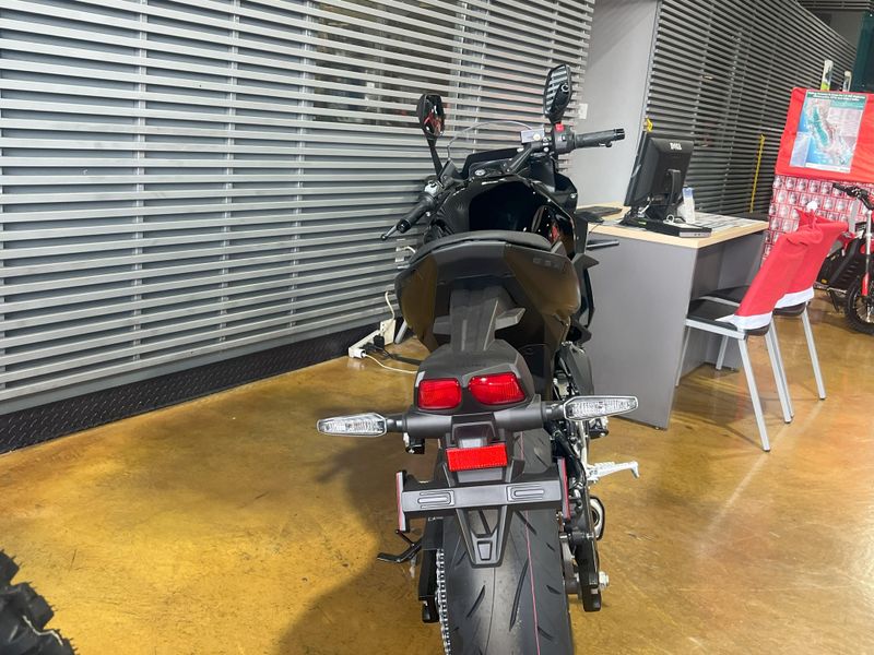 2025 Suzuki GSX-8R Image 14