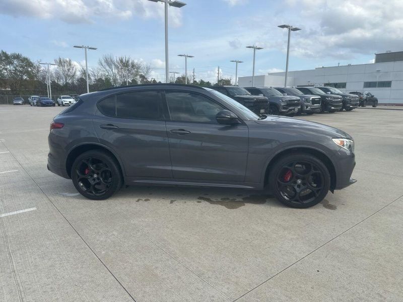 Used 2022 Alfa Romeo Stelvio VeloceImage 4