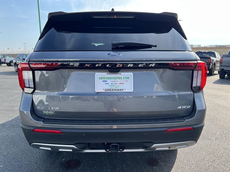 2025 Ford Explorer photo 5
