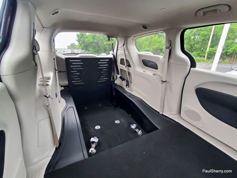 2023 Chrysler Voyager LXImage 33