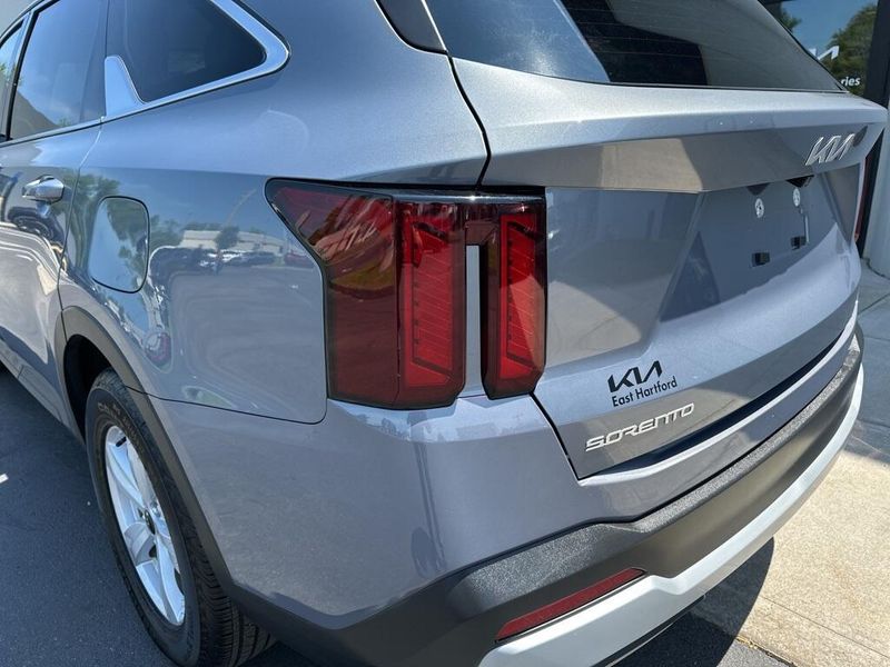 2025 Kia Sorento LXImage 9