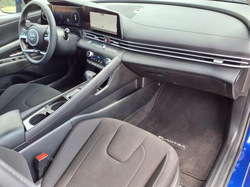 2023 Hyundai Elantra SEL photo 4