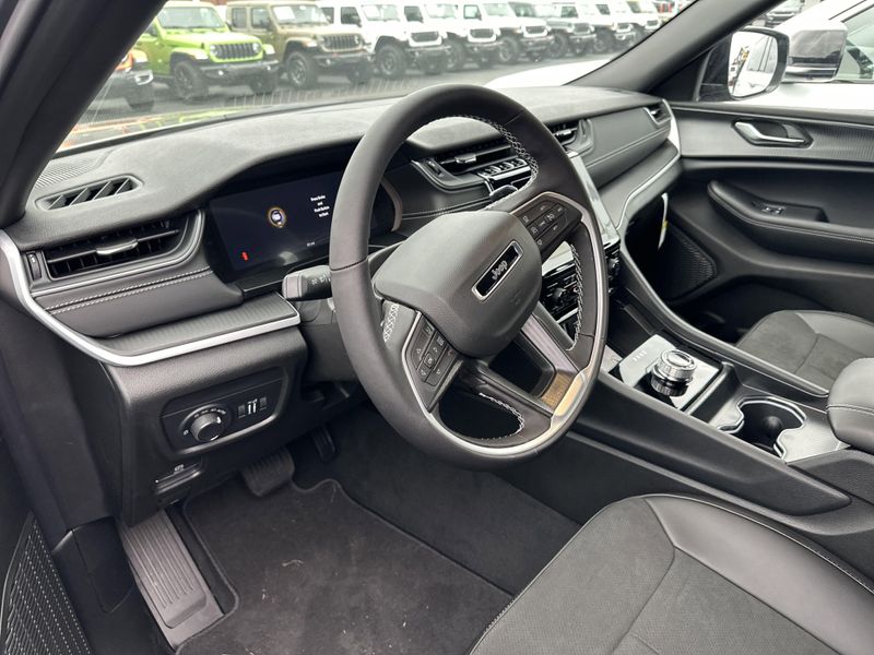 New 2025 Jeep Grand Cherokee L Altitude X 4x4Image 20