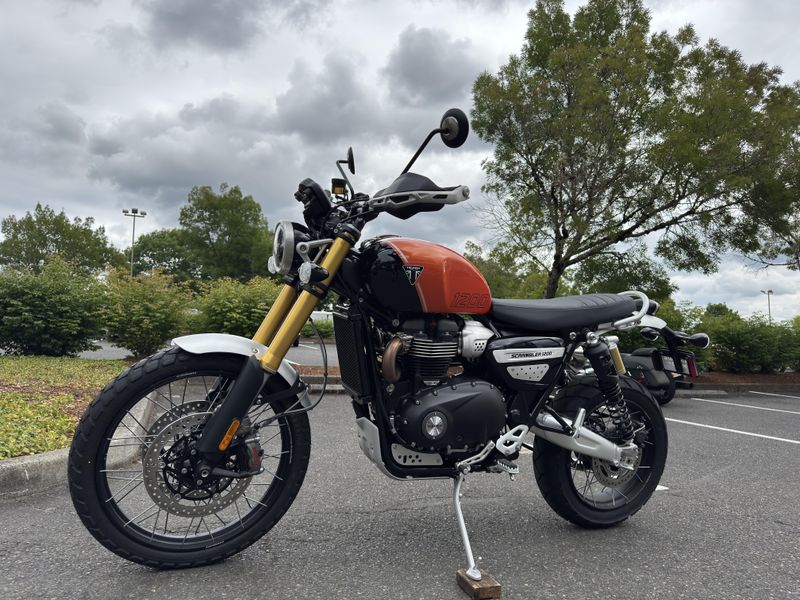 2025 Triumph Scrambler 1200 XE - BAJA ORANGE - PHANTOM BLACK 