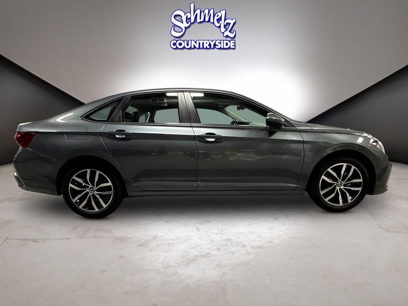 Used 2025 Volkswagen Jetta SE w/SunroofImage 9