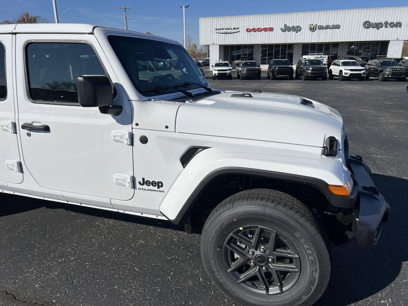 New 2026 Jeep Gladiator Sport S 4x4Image 4