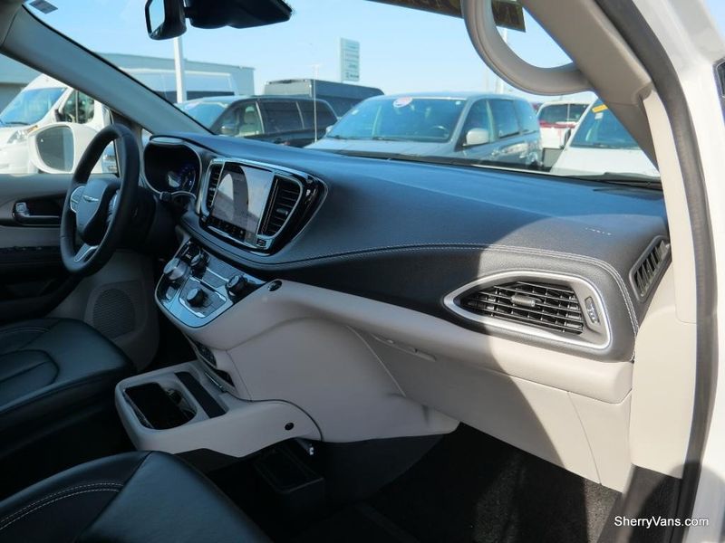 2022 Chrysler Pacifica Touring LImage 52
